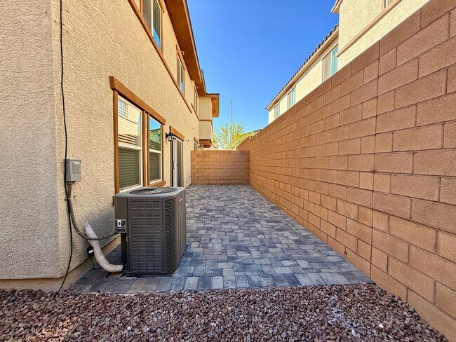Building Photo - 3 BED 2.5 BATH 2 CAR GARAGE TOWNHOUSE w/ P...