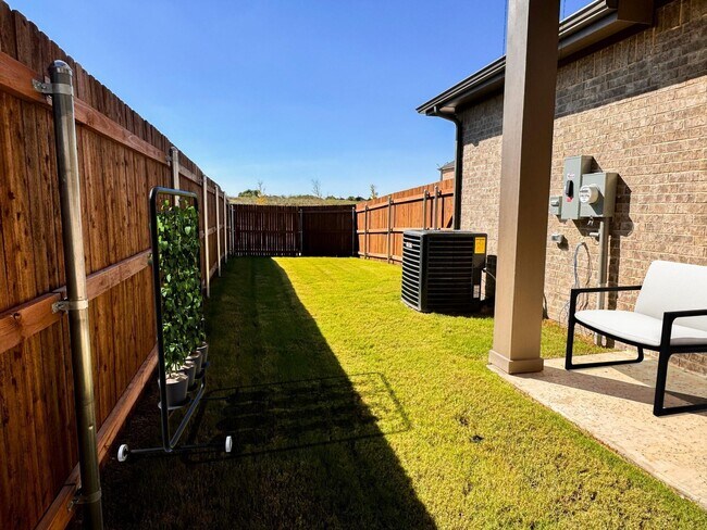 Building Photo - 1905 Ethereal Ln