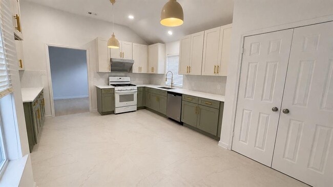 Building Photo - 306 N Mt Rushmore Dr