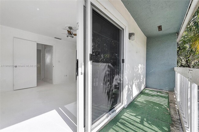 Building Photo - 517 NE 38th St