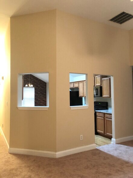 Building Photo - 372 Castle Top Ln