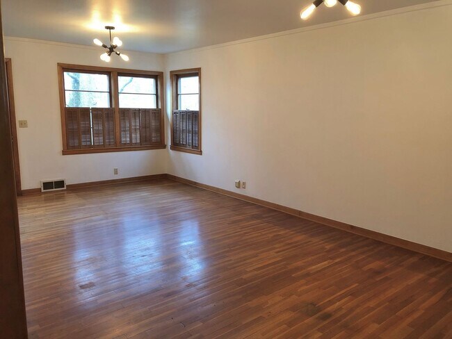 Building Photo - 3 bedroom, 2 Bath House Near University of...