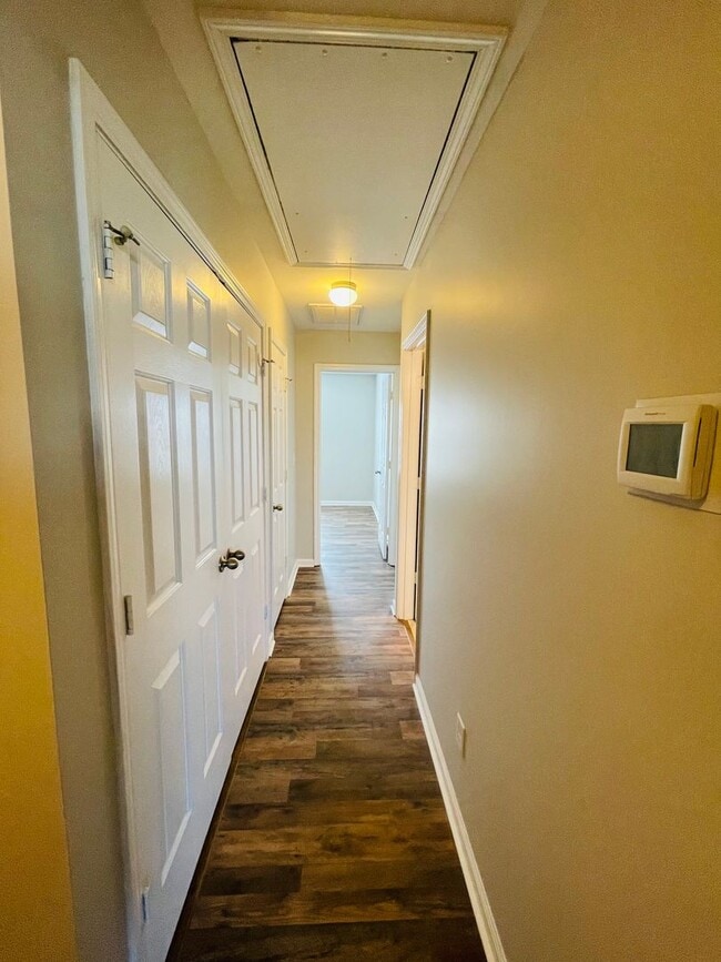 Building Photo - Beautiful Townhome in Catawba Village