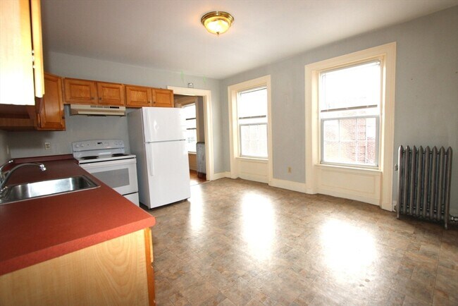 Building Photo - 122 Elm St