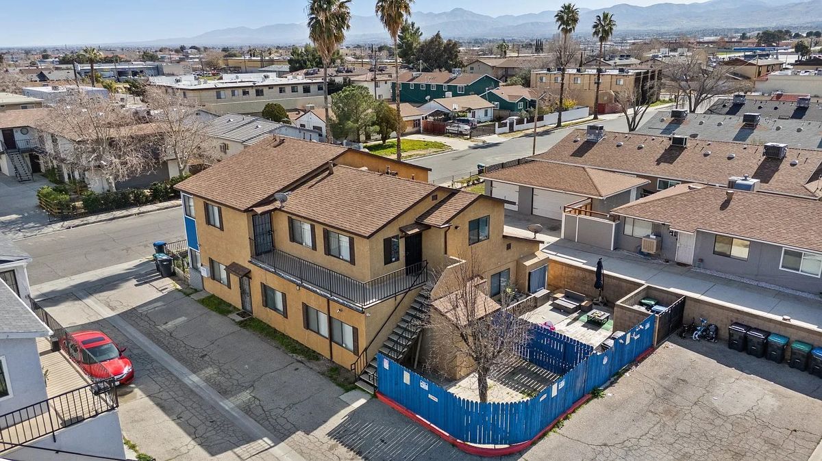 Building Photo - 38501 Larkin Ave