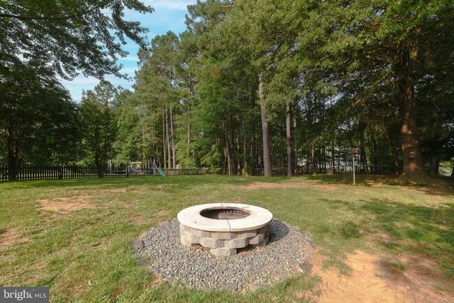 Building Photo - 21133 Woodmere Dr