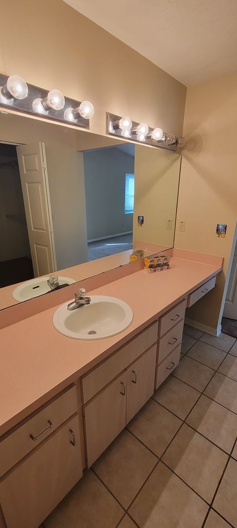 Building Photo - 3/2: Enjoy this nice spacious home in Sunrise.