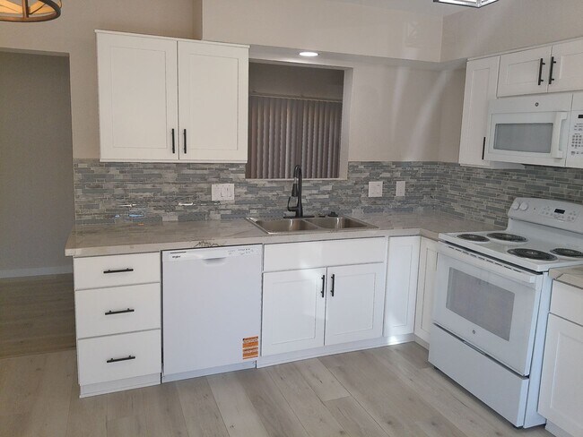 Building Photo - Long Term Duplex rental