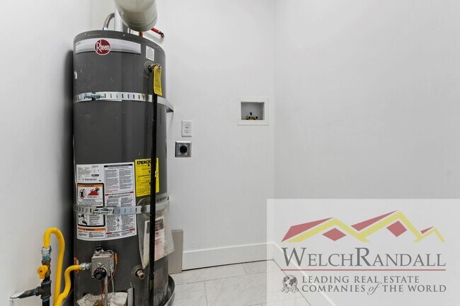 Building Photo - 3 Bed 1 Bath Available Duplex in Murray! $...