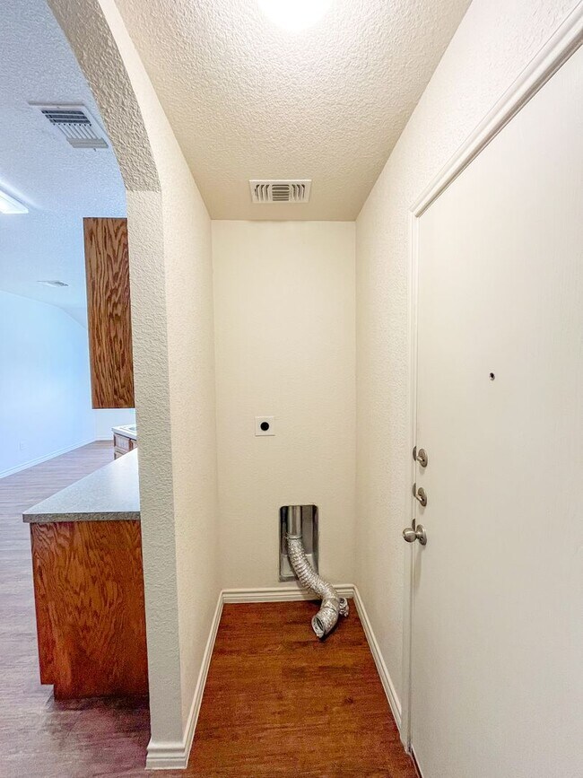 Building Photo - 1517 Justin Lp