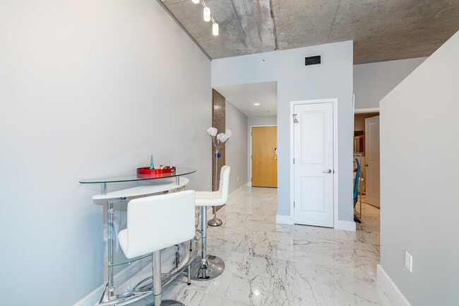 Building Photo - 777 N Ashley Dr