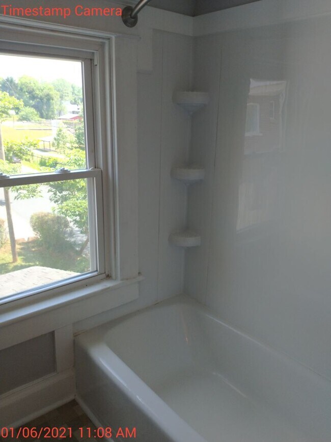 Building Photo - 2027-2028 9 bedroom / 4.5 baths  School Year Location PERFECT for students, in the heart of the UVA