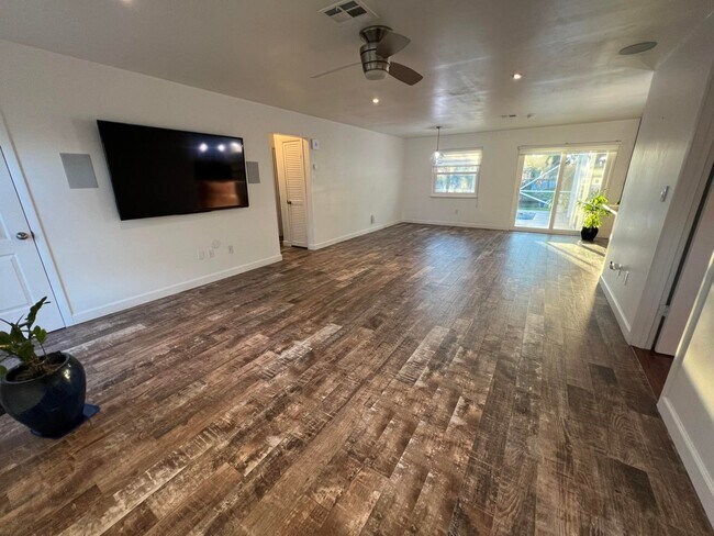 Building Photo - 1877 Meadow Ct