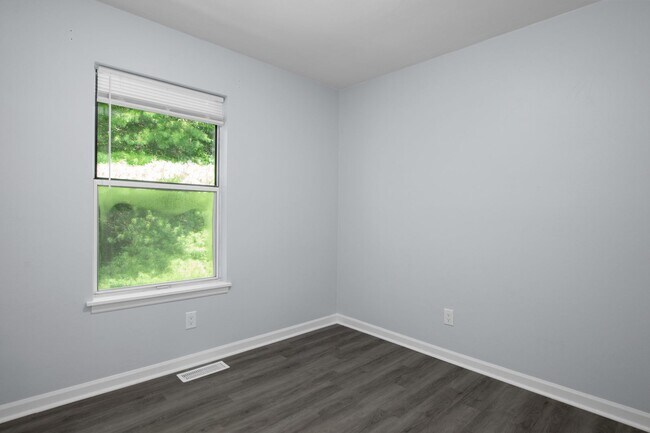 Building Photo - 4 Bed/2 1/2 Bathroom On Bus Line Undergrads Pets