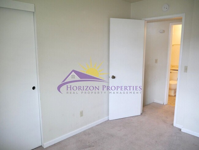 Building Photo - 3 Bed 2.5 Bath 1,380 sqft Townhome in Carmichael