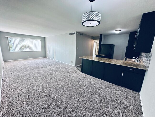 Building Photo - 601 W 11th St