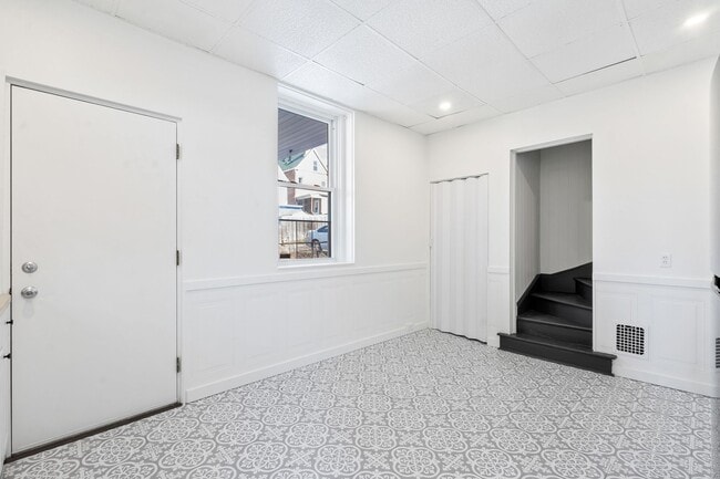 Building Photo - Spacious 5 Bedroom 1.5 Bathroom Home in Ha...