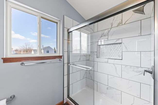 Building Photo - 905 Thorn Creek Dr