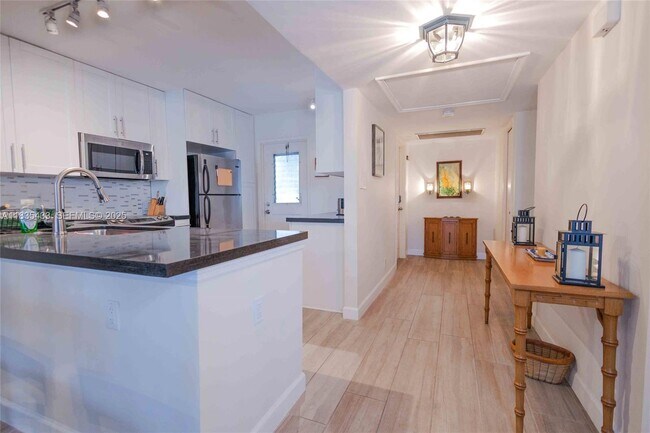 Building Photo - 2751 N Palm Aire Dr