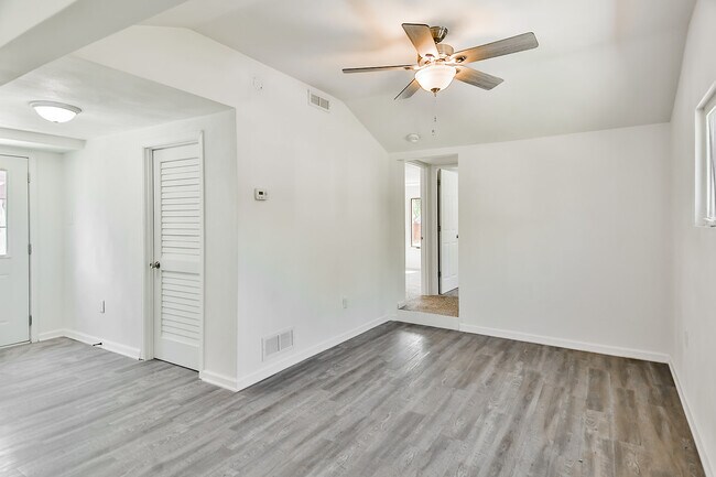 Building Photo - 402 Marquette Rd