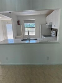 Building Photo - 1015 Country Club Dr