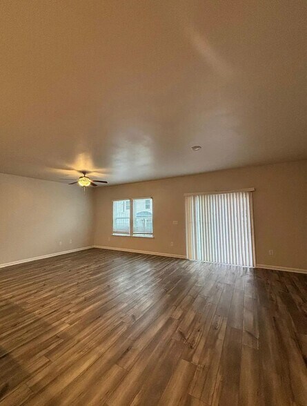 Building Photo - 1247 Sunny Lake Dr