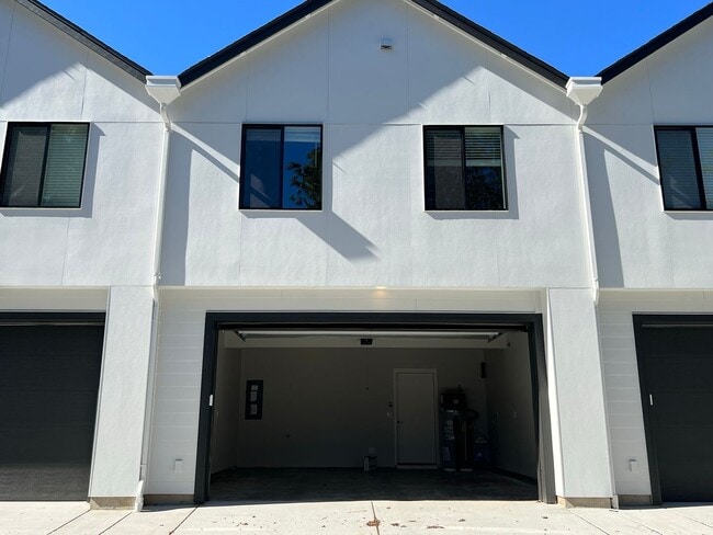 Building Photo - Beautiful, Newer Townhome!  Walking distance to many amenities.