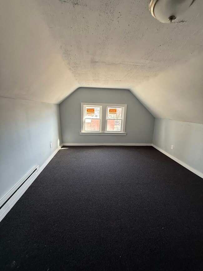 Building Photo - 4bd Single Section 8