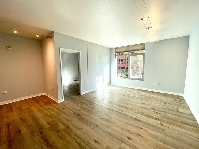 Building Photo - Renovated 2 Bedroom 2 Bathroom Condo in Li...