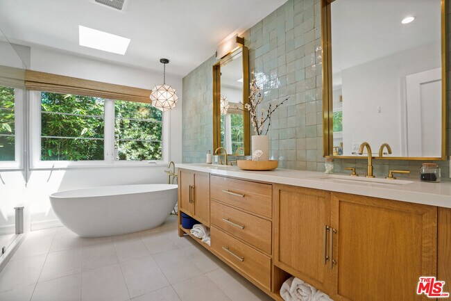 Building Photo - 215 S Medio Dr