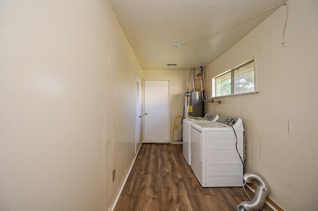 Building Photo - 10302 Woodwind Dr