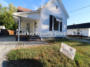 Building Photo - Spacious 1 BR 1 BA House with Fenced Backy...