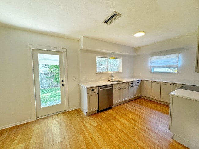 Building Photo - Newly remodeled Licolnville cottage in historic downtown St. Augustine