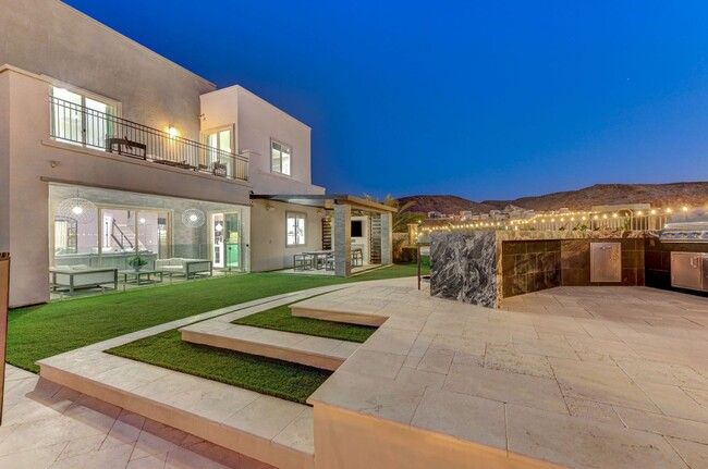 Building Photo - LUXURY 5 BED 4.5 BATH IN THE CANYONS 89052