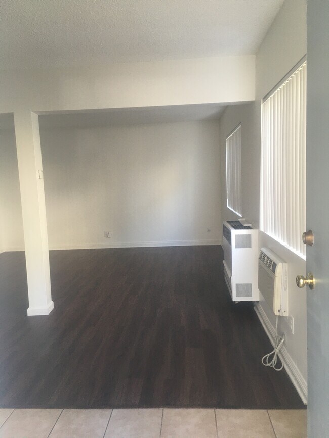 Entry View2 - 545 W Doran St