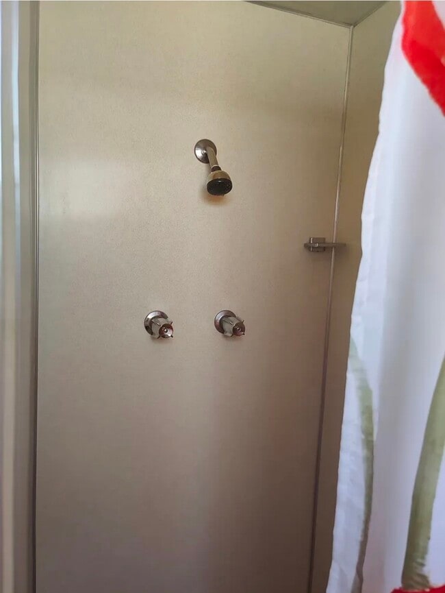 Building Photo - 360 W 8th S St