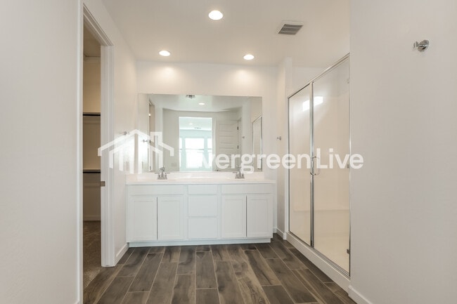 Building Photo - 10115 E Ulysses Ave