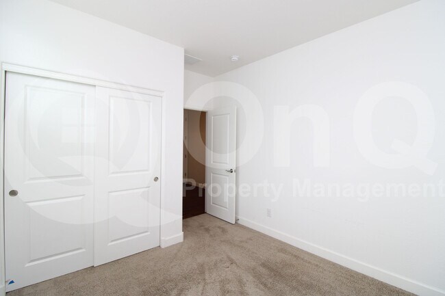 Building Photo - 624 E Vail Ln