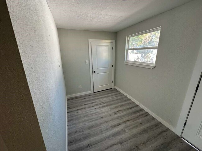 Building Photo - 1912 Gentry St