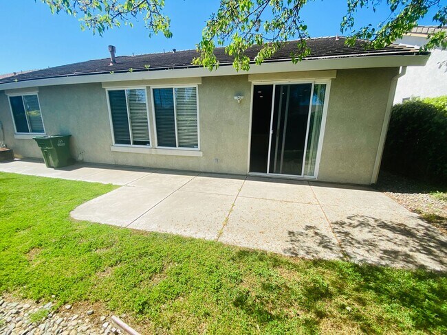 Building Photo - Short Walk to Stonelake Clubhouse!