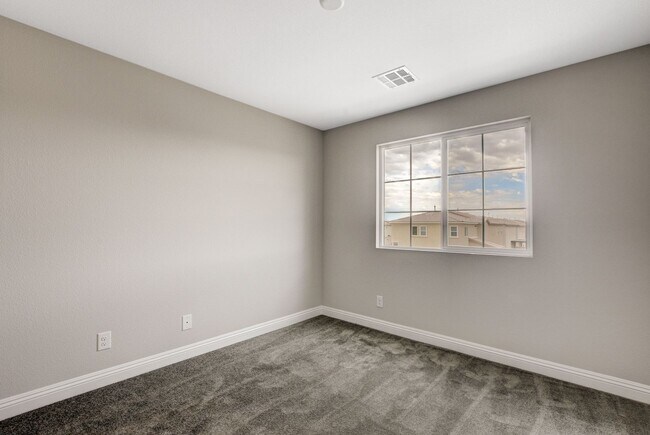 Building Photo - Stylish 3-Bedroom Home with Upgraded Kitch...