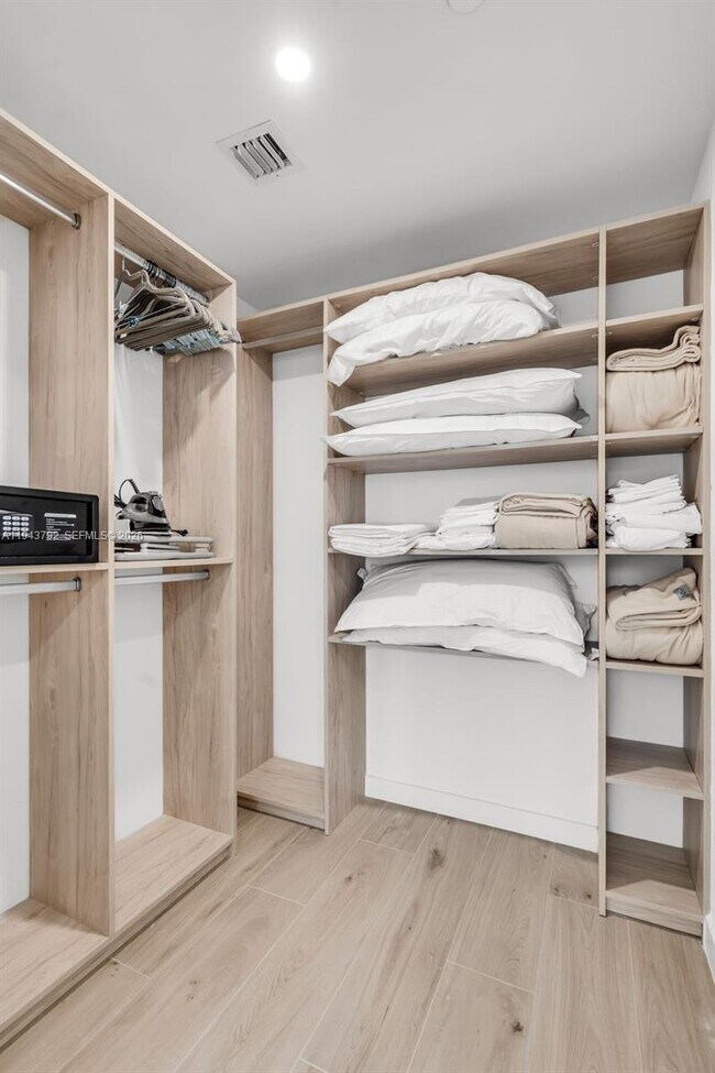 Building Photo - 225 N Miami Ave