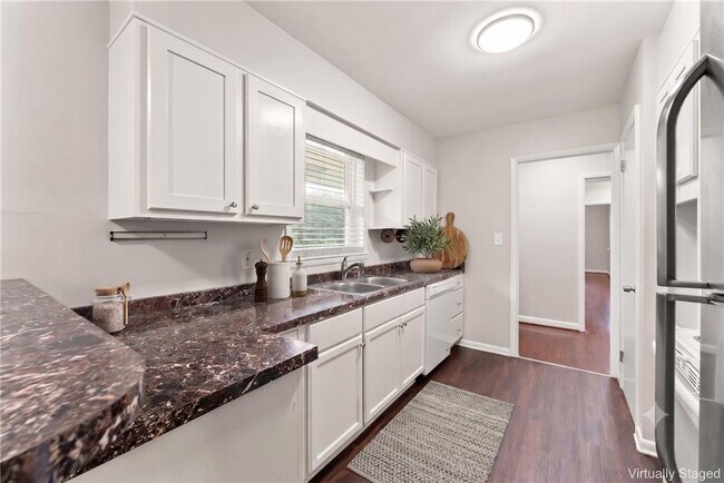 Building Photo - 2352 Elmwood Cir SE