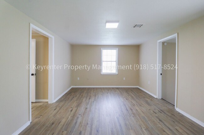 Building Photo - 504 W Chestnut St