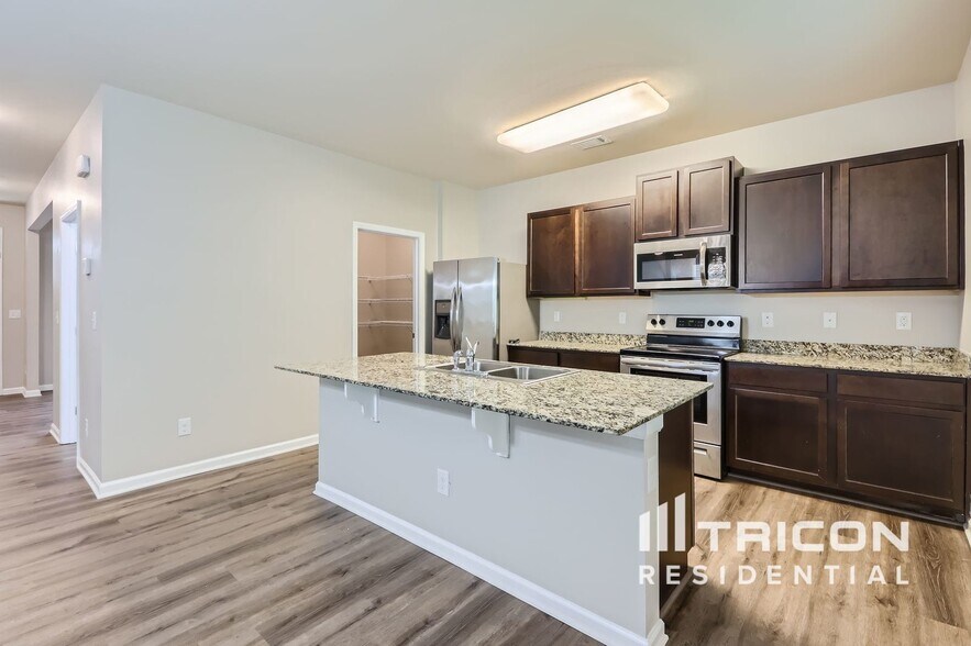 Building Photo - 411 Lake Ridge Ln