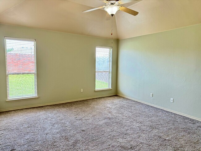 Building Photo - 15705 Creek Heights Dr