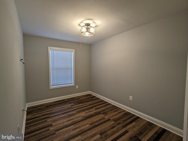 Building Photo - 483 Arwell Court