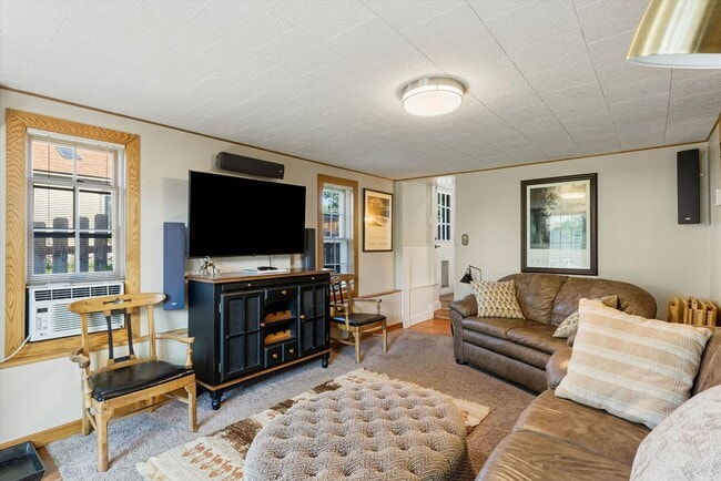 Building Photo - Rose Park Home - Furnished