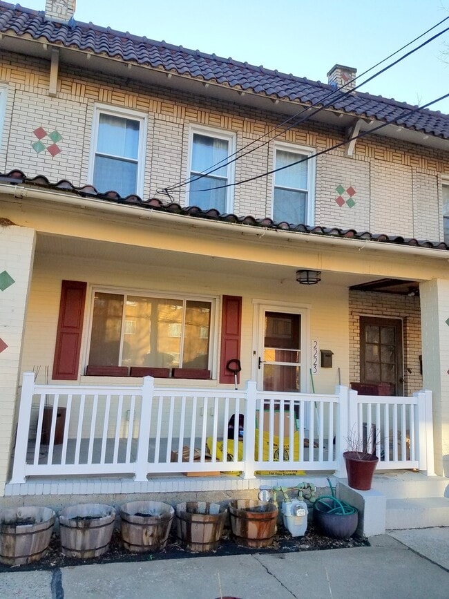 Building Photo - 3 Bedroom, 2 Bathroom in Squirrel Hill- Hardwood Floors and Stainless Appliances