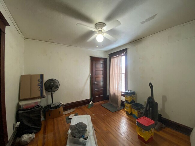 Building Photo - $1,700 | 4 Bedroom, 2 Bathroom | CAT Frien...